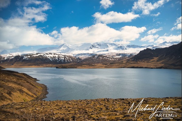 Iceland Binnensee mit Gebirge